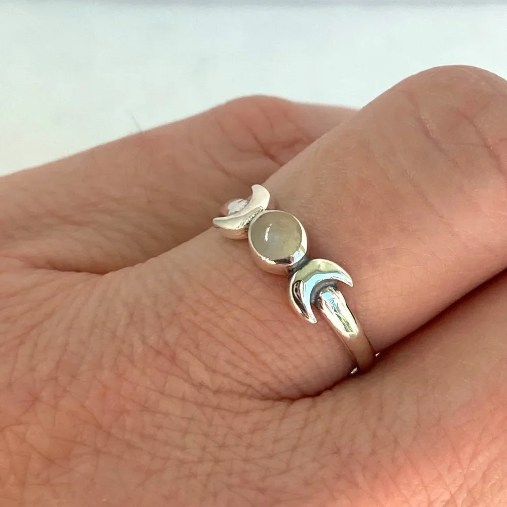 Sterling Silver 925 Dainty Minimalist Moonstone Crescent Moon Band Ring Sz 4.75